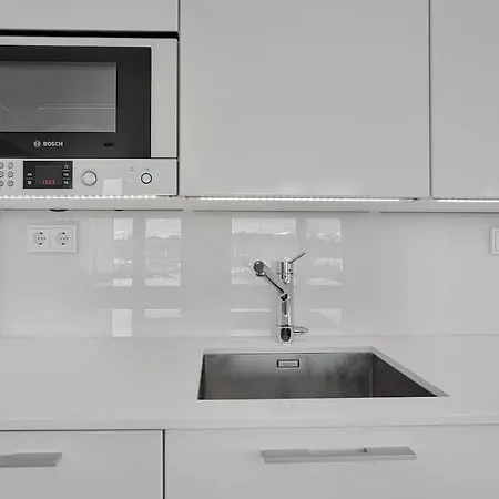 1br Center By The Park With Private Sauna, Balcony & View *